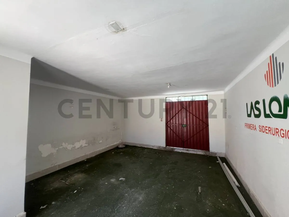 Foto 4 de Amplio Inmueble Comercial en Alquiler Sobre Avenida