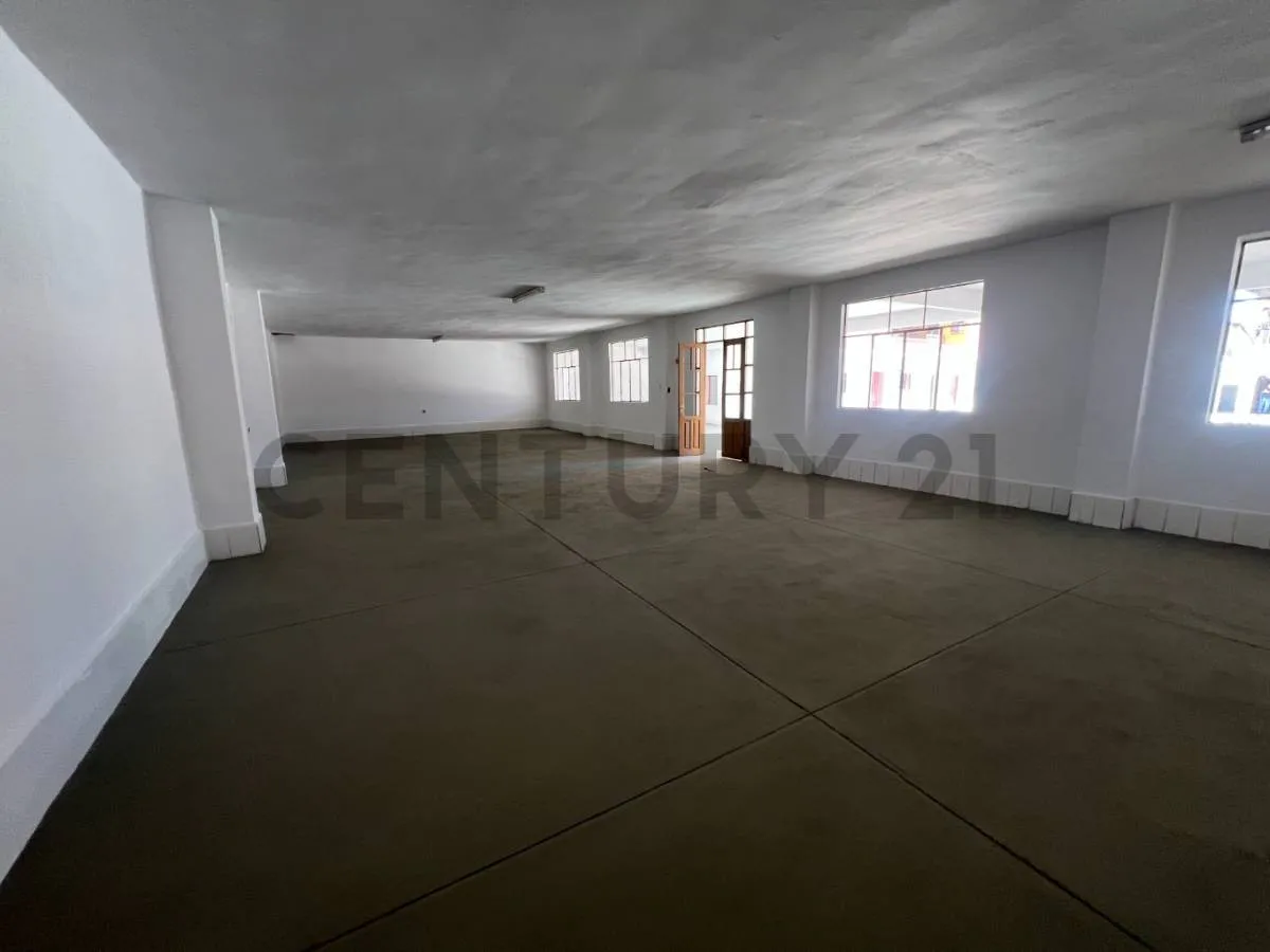 Foto 11 de Amplio Inmueble Comercial en Alquiler Sobre Avenida