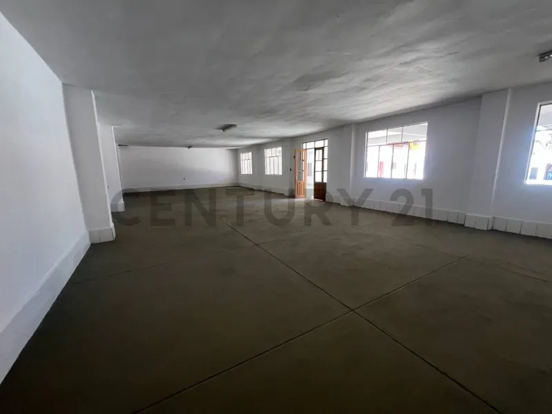 Foto 11 de Amplio Inmueble Comercial en Alquiler Sobre Avenida