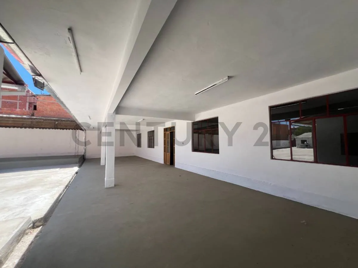 Foto 9 de Amplio Inmueble Comercial en Alquiler Sobre Avenida