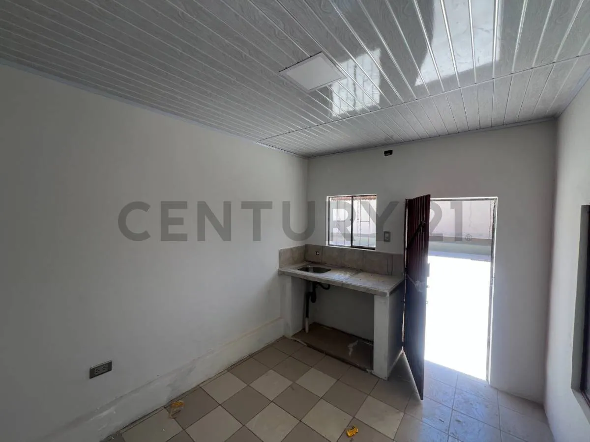 Foto 8 de Amplio Inmueble Comercial en Alquiler Sobre Avenida
