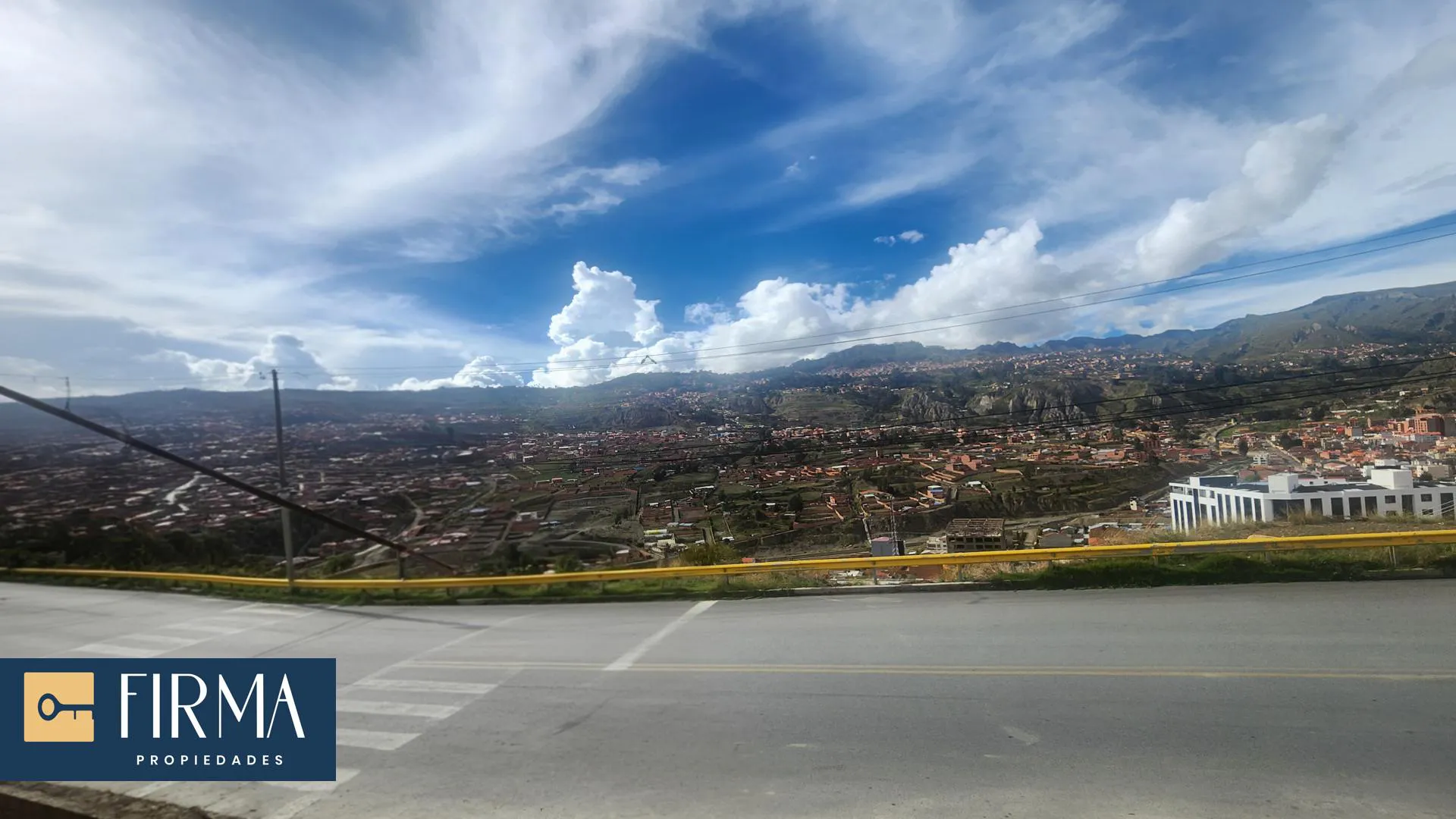 Foto 2 de Compra Esta Casa de Lujo a Estrenar en Pre Venta en Alto Irpavi, Peña Azul