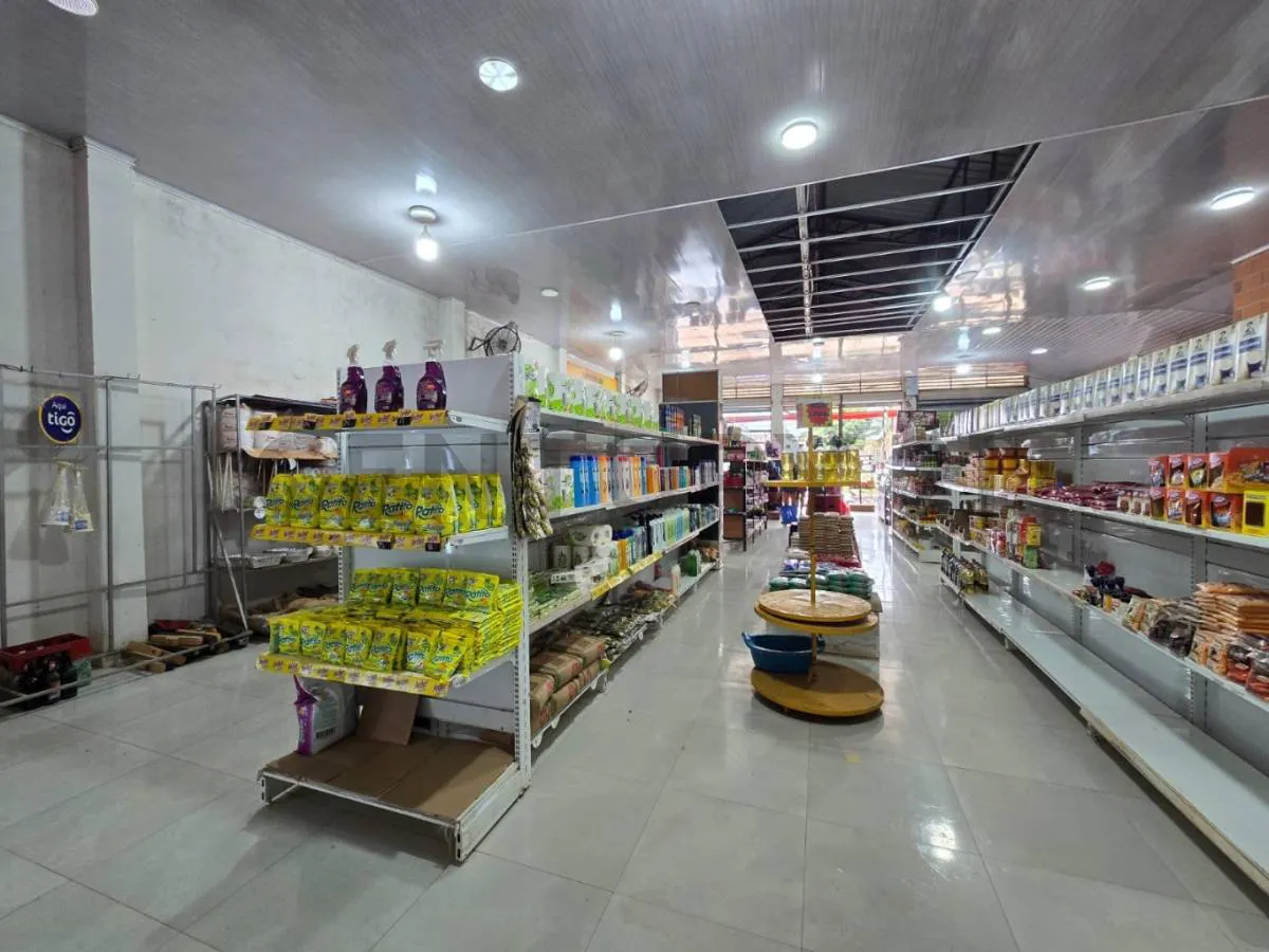 Foto 4 de Ambiente Comercial Sobre Avenida Asfaltada, por Debajo de Su Precio Comercial!!