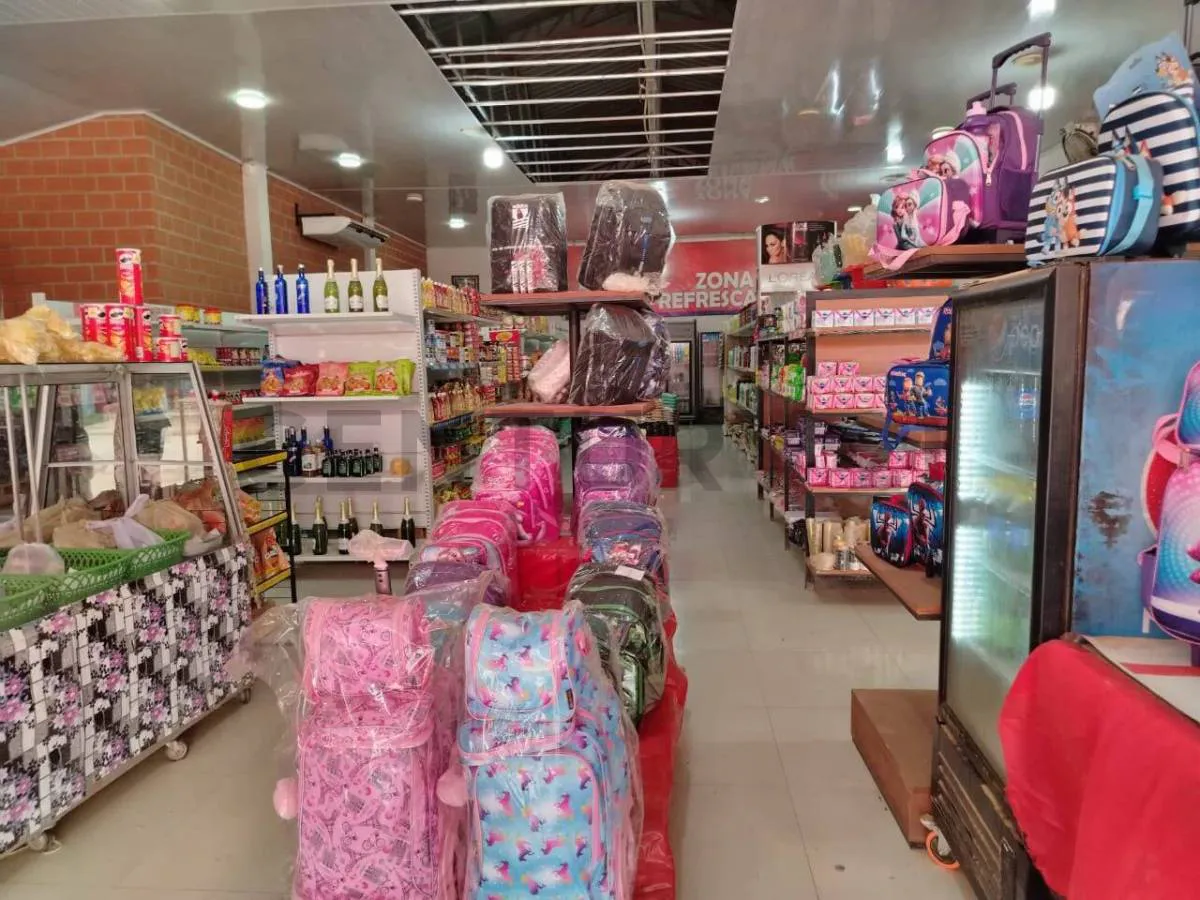 Foto 2 de Ambiente Comercial Sobre Avenida Asfaltada, por Debajo de Su Precio Comercial!!