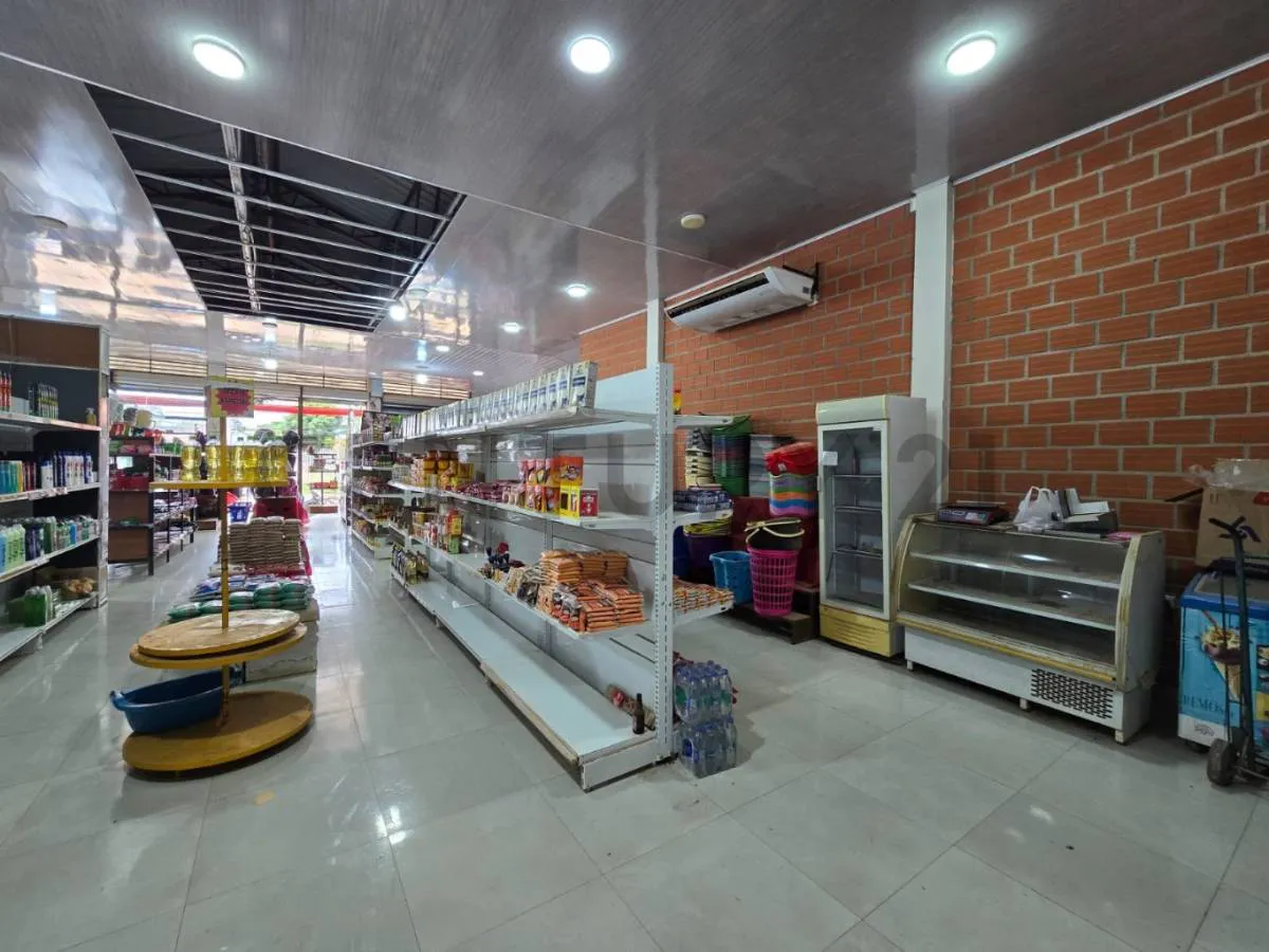 Foto 10 de Ambiente Comercial Sobre Avenida Asfaltada, por Debajo de Su Precio Comercial!!