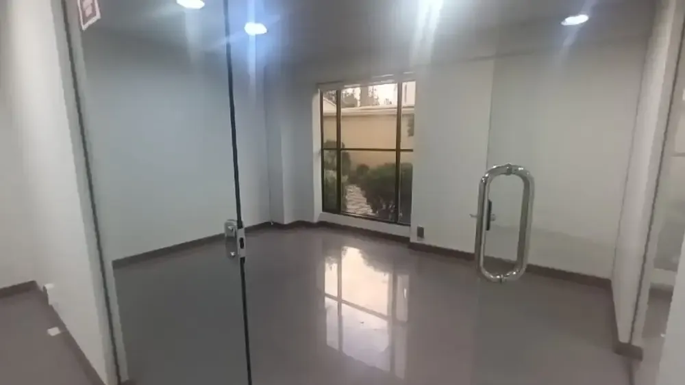 Foto 12 de Local Comercial con 2 Garajes y Un Depósito en Venta Zona Calacoto La Paz