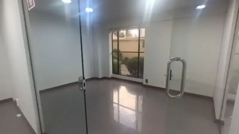 Foto 12 de Local Comercial con 2 Garajes y Un Depósito en Venta Zona Calacoto La Paz