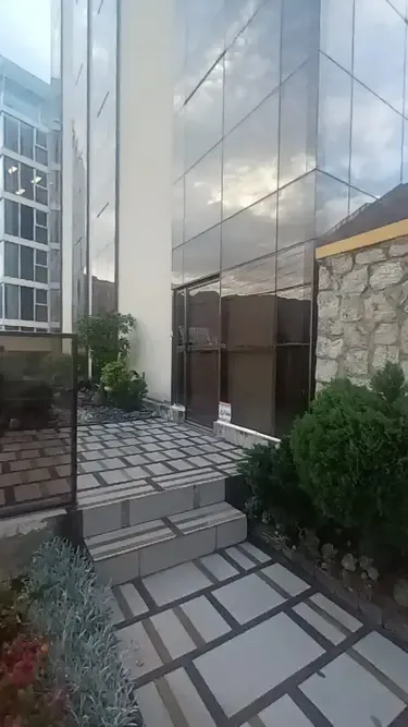 Foto 1 de Local Comercial con 2 Garajes y Un Depósito en Venta Zona Calacoto La Paz