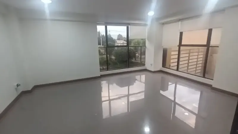 Foto 8 de Local Comercial con 2 Garajes y Un Depósito en Venta Zona Calacoto La Paz