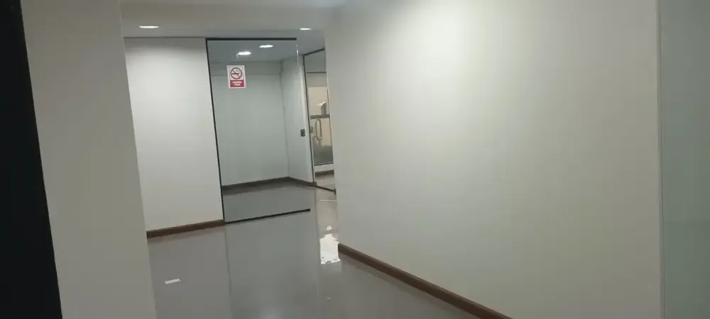 Foto 4 de Local Comercial con 2 Garajes y Un Depósito en Venta Zona Calacoto La Paz