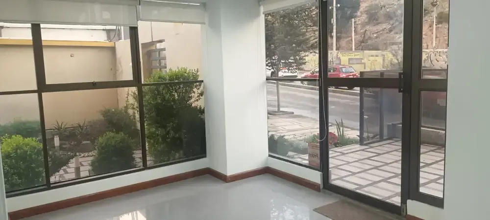 Foto 16 de Local Comercial con 2 Garajes y Un Depósito en Venta Zona Calacoto La Paz