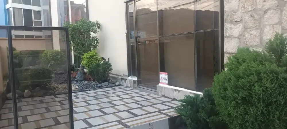 Foto 20 de Local Comercial con 2 Garajes y Un Depósito en Venta Zona Calacoto La Paz