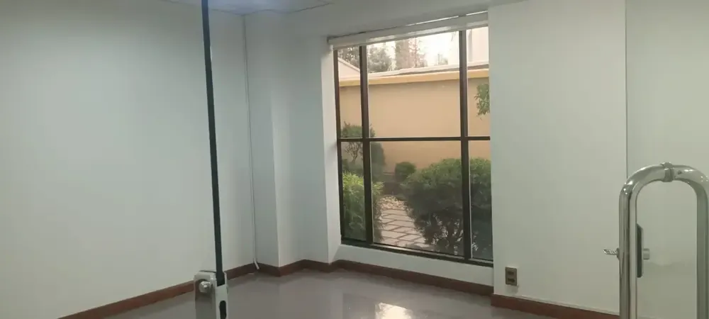 Foto 13 de Local Comercial con 2 Garajes y Un Depósito en Venta Zona Calacoto La Paz