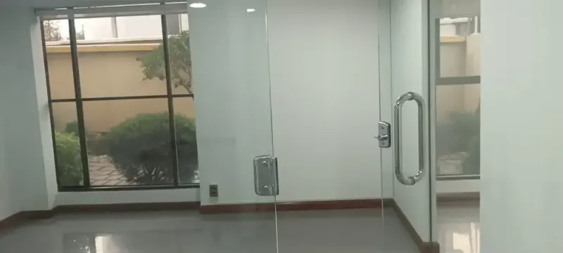 Foto 17 de Local Comercial con 2 Garajes y Un Depósito en Venta Zona Calacoto La Paz