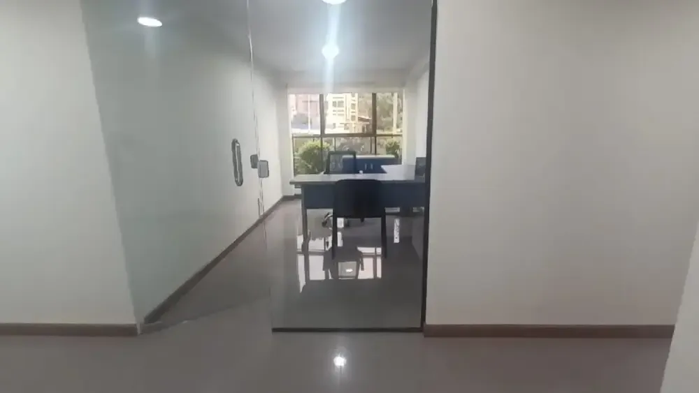 Foto 9 de Local Comercial con 2 Garajes y Un Depósito en Venta Zona Calacoto La Paz
