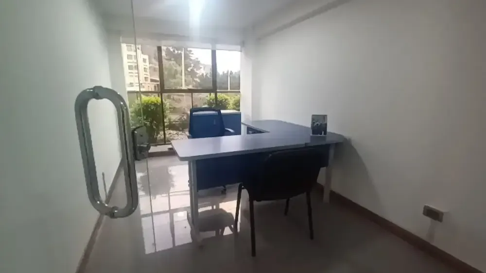 Foto 10 de Local Comercial con 2 Garajes y Un Depósito en Venta Zona Calacoto La Paz