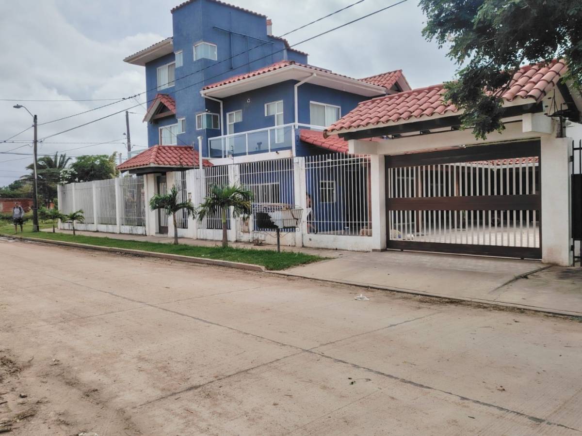 Foto 1 de CASA EN ESQUINA, AV, GUAPILO