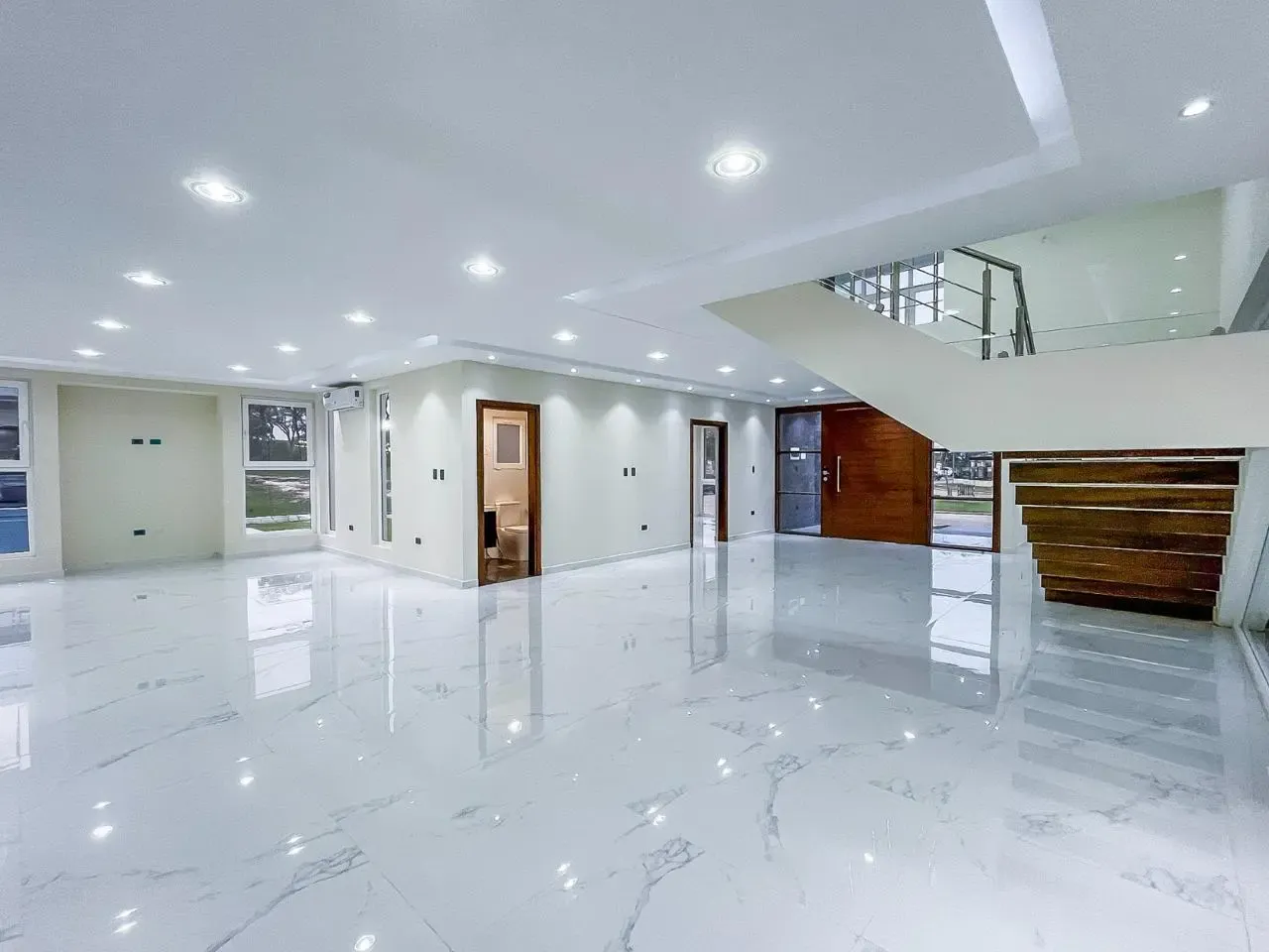 Foto 3 de Casa en Venta en el Urubo con piscina de 5 Dormitorios