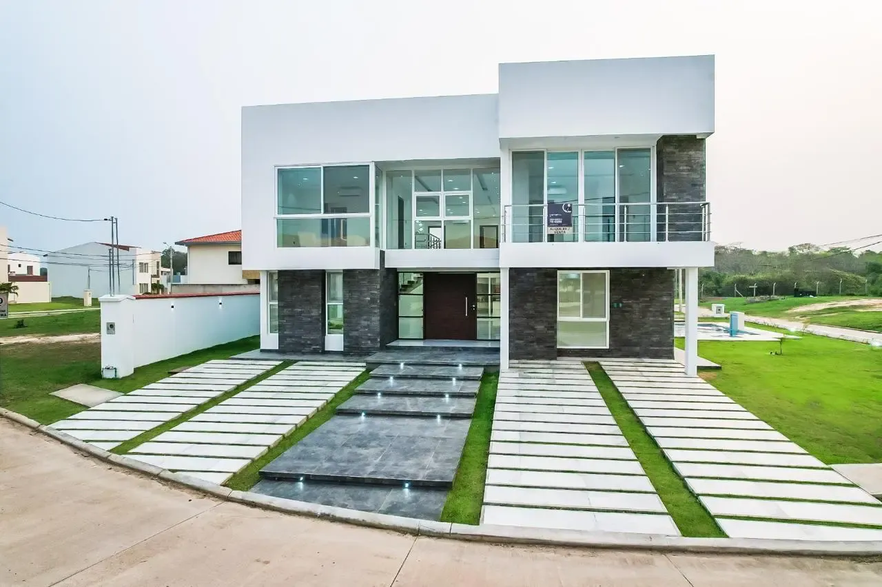 Foto 1 de Casa en Venta en el Urubo con piscina de 5 Dormitorios