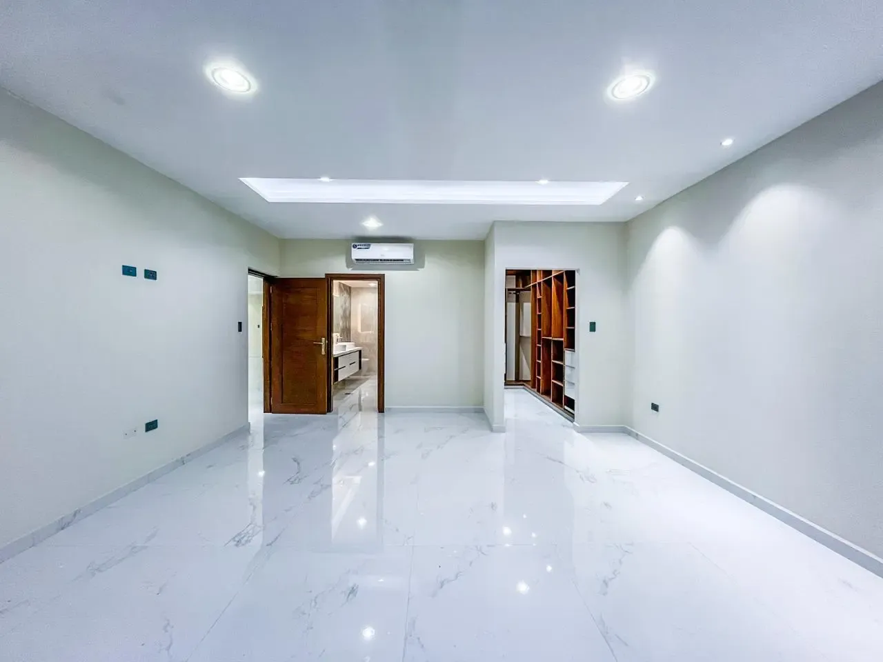 Foto 4 de Casa en Venta en el Urubo con piscina de 5 Dormitorios