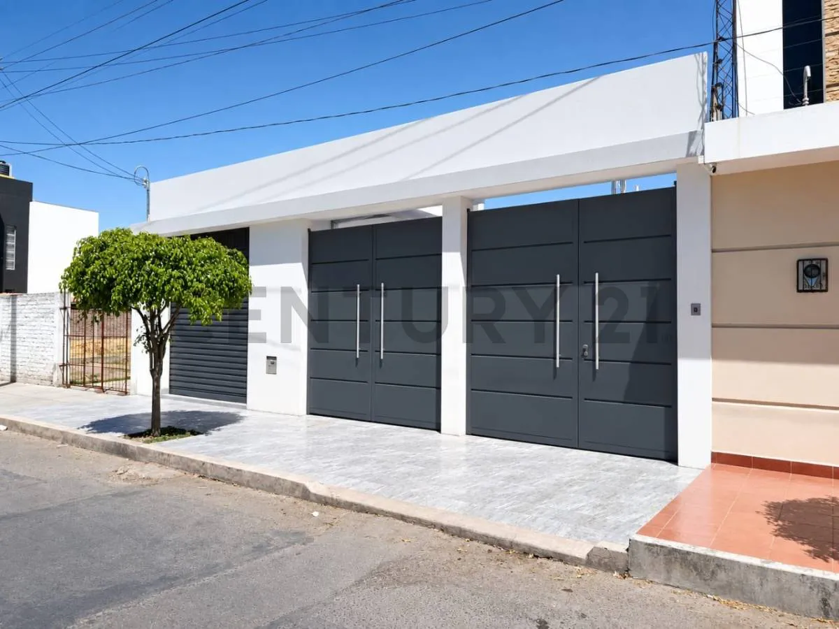 Foto 1 de Casa con Local Comercial en Venta