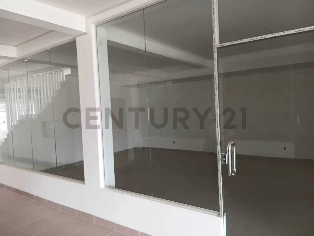 Foto 3 de Local comercial a la venta con excelente ubicación frente al lago