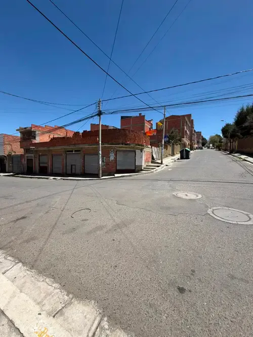 Foto 6 de En Venta Casa con Tiendas Comerciales Bajo Pampahasi