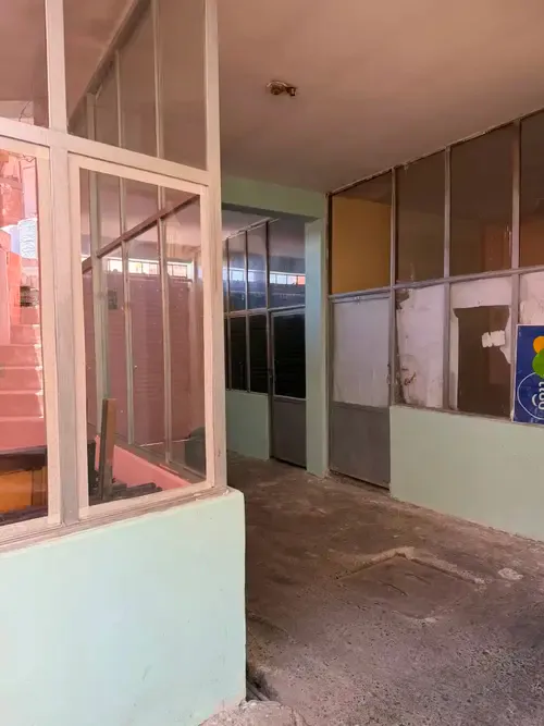 Foto 2 de En Venta Casa con Tiendas Comerciales Bajo Pampahasi