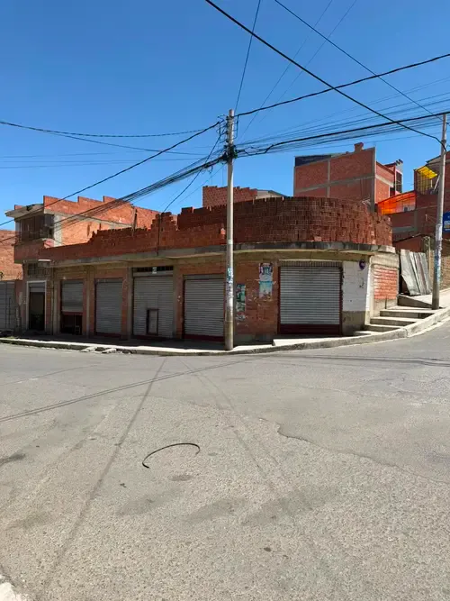 Foto 4 de En Venta Casa con Tiendas Comerciales Bajo Pampahasi