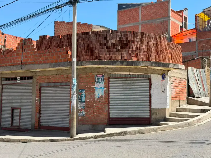 Foto 5 de En Venta Casa con Tiendas Comerciales Bajo Pampahasi