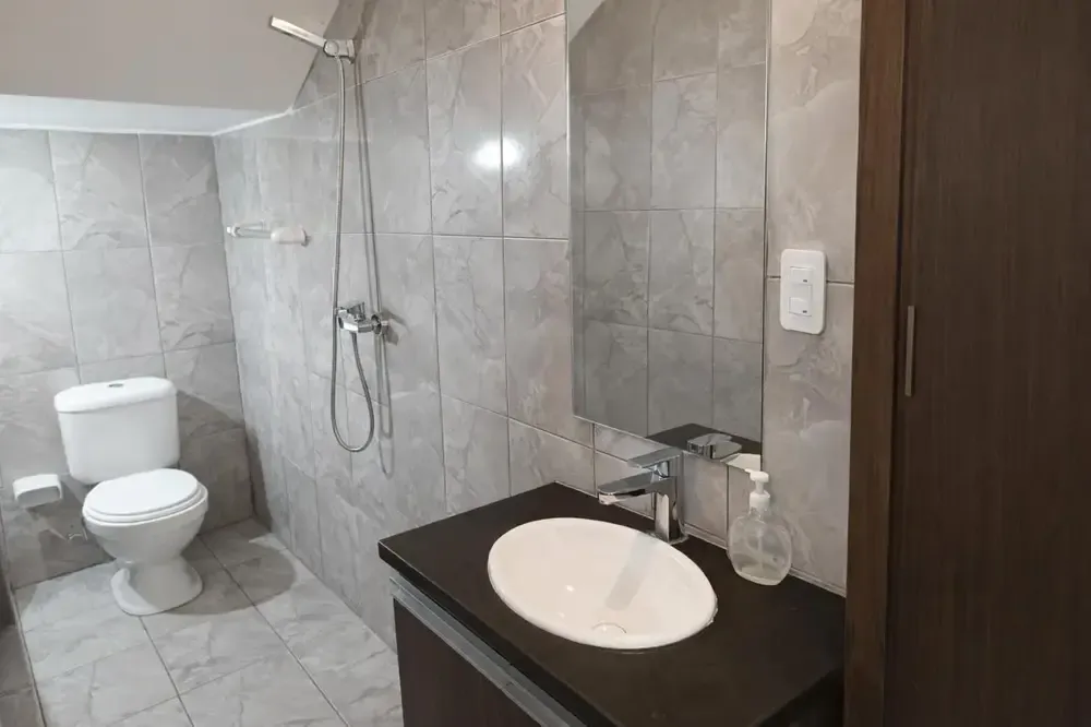 Foto 6 de Casa en Esquina con Amplio Jardín y Terraza – Espacio, Privacidad y Confort en un Solo Lugar.