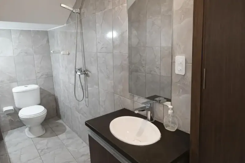 Foto 6 de Casa en Esquina con Amplio Jardín y Terraza – Espacio, Privacidad y Confort en un Solo Lugar.