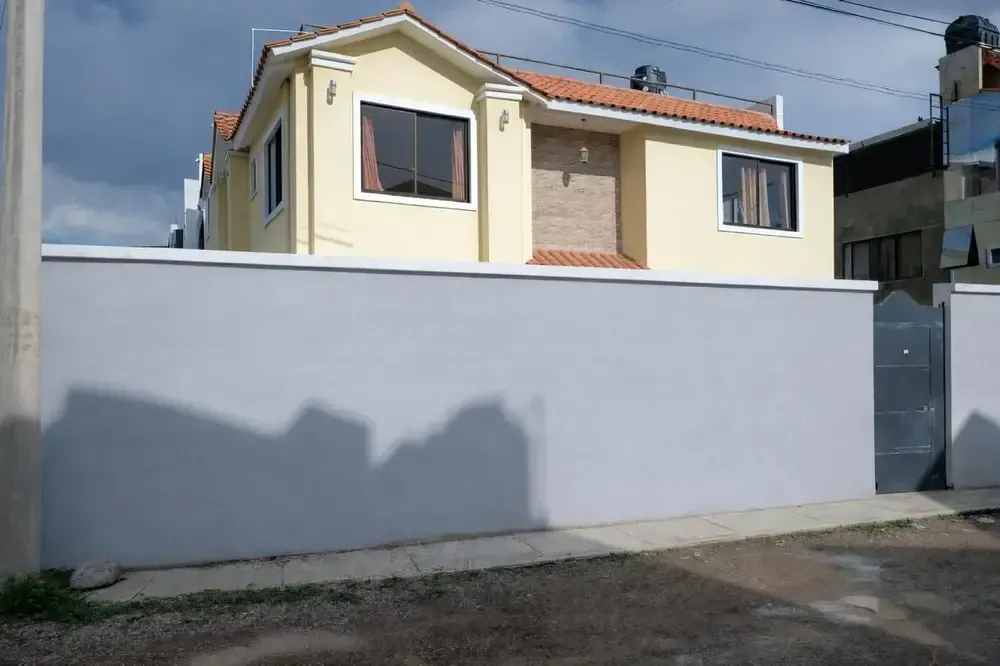 Foto 3 de Casa en Esquina con Amplio Jardín y Terraza – Espacio, Privacidad y Confort en un Solo Lugar.