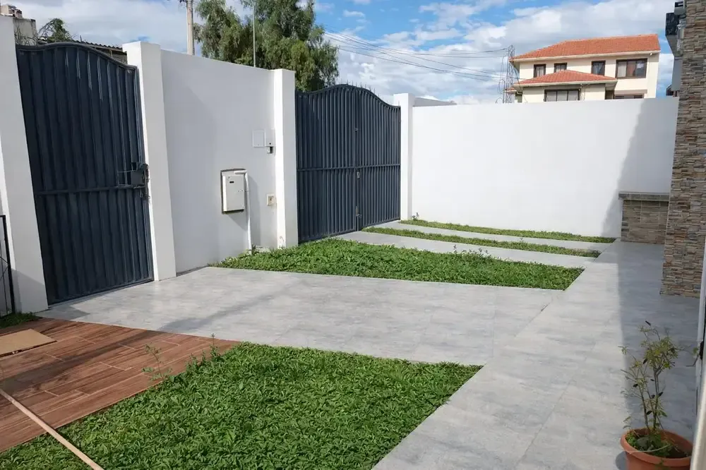 Foto 4 de Casa en Esquina con Amplio Jardín y Terraza – Espacio, Privacidad y Confort en un Solo Lugar.