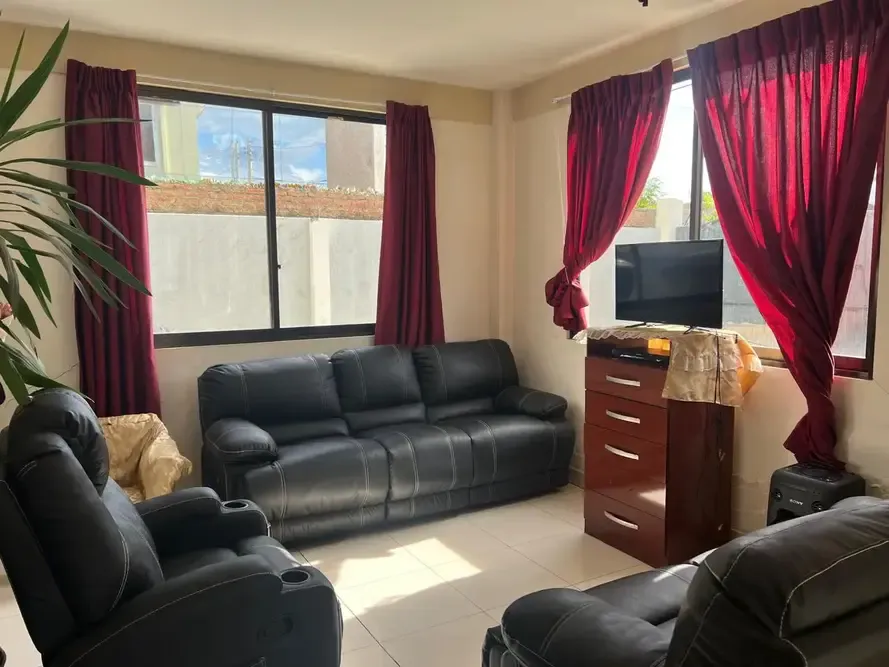 Foto 8 de Casa en Esquina con Amplio Jardín y Terraza – Espacio, Privacidad y Confort en un Solo Lugar.