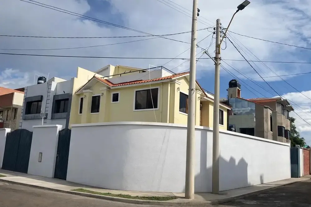 Foto 1 de Casa en Esquina con Amplio Jardín y Terraza – Espacio, Privacidad y Confort en un Solo Lugar.