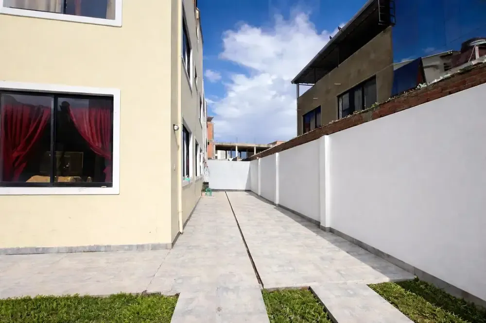 Foto 2 de Casa en Esquina con Amplio Jardín y Terraza – Espacio, Privacidad y Confort en un Solo Lugar.