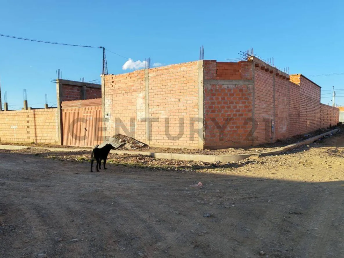 Foto 1 de Casa en Esquina en Venta, Cerca del Centro de Medicina Nuclear