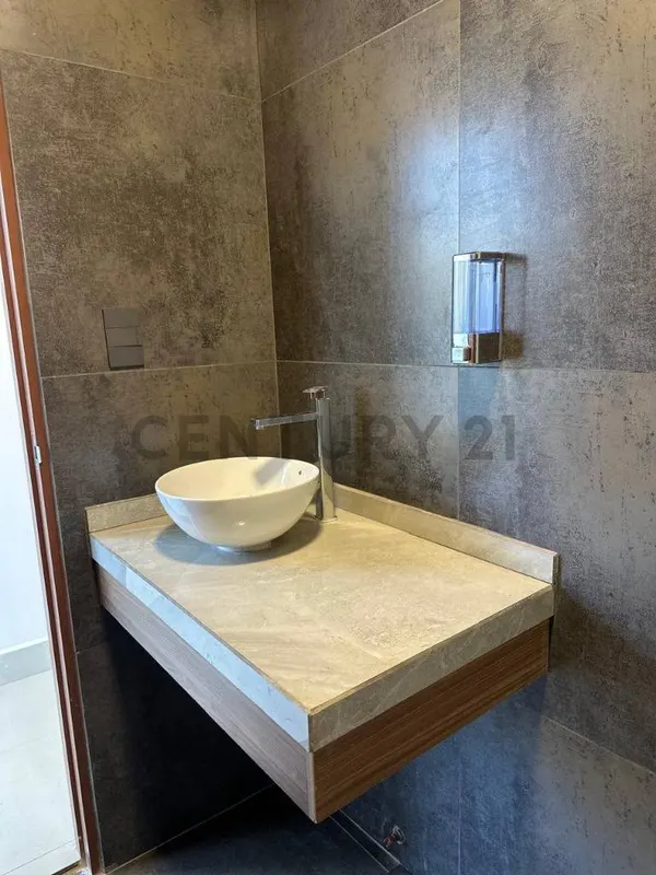 Foto 10 de Showroom en Alquiler Sobre Av. 6 de Agosto – Excelente Ubicación