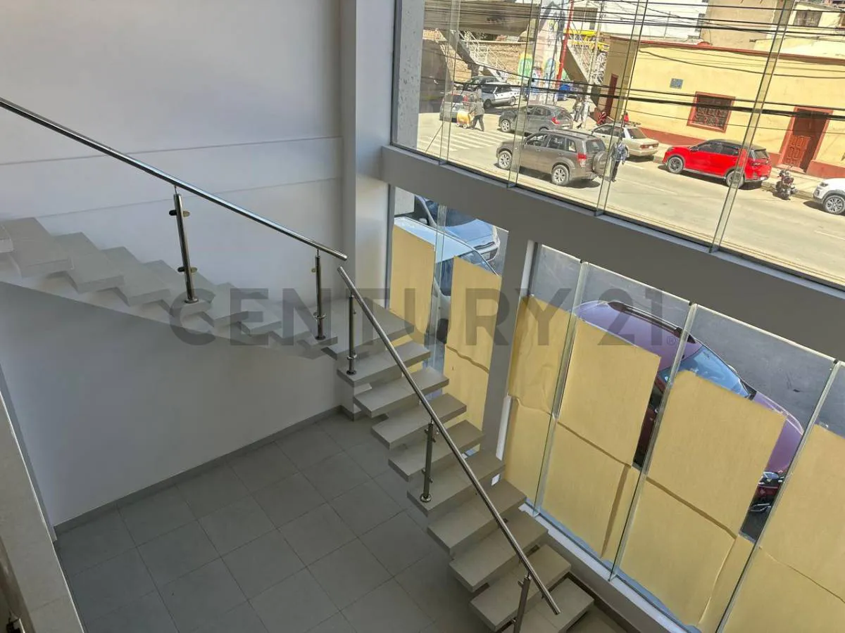 Foto 4 de Showroom en Alquiler Sobre Av. 6 de Agosto – Excelente Ubicación