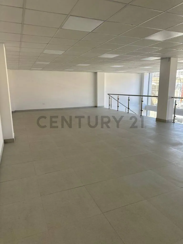 Foto 3 de Showroom en Alquiler Sobre Av. 6 de Agosto – Excelente Ubicación