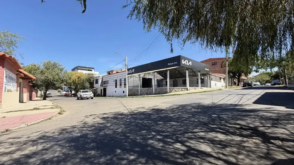 Foto 2 de Esquina comercial estratégica en Villa Fátima – 700 m² construidos