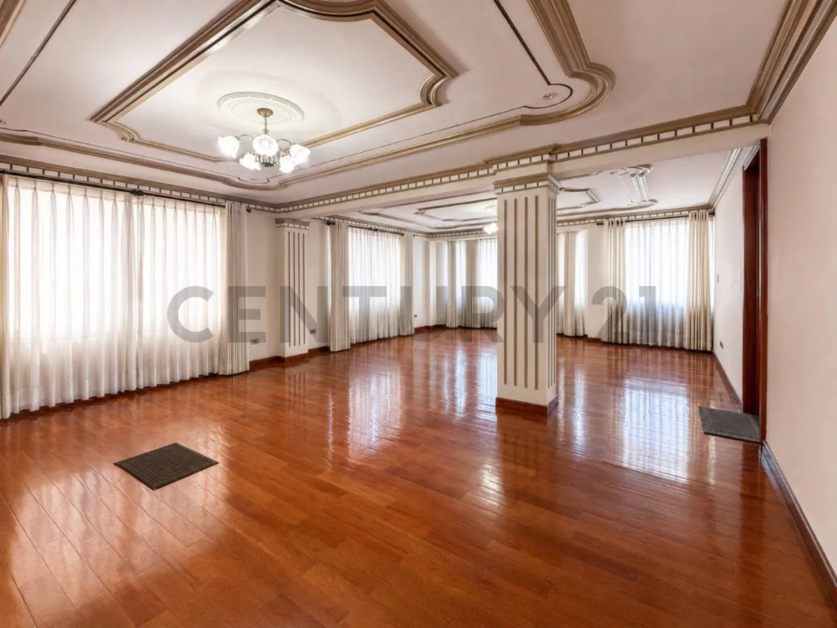 Foto 1 de Amplio departamento de 192,97 m² en venta – Tiquipaya