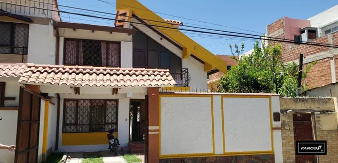 Foto 1 de Casa Bien Ubicada Próxima Av. América Y Melchor Perez 178 M2