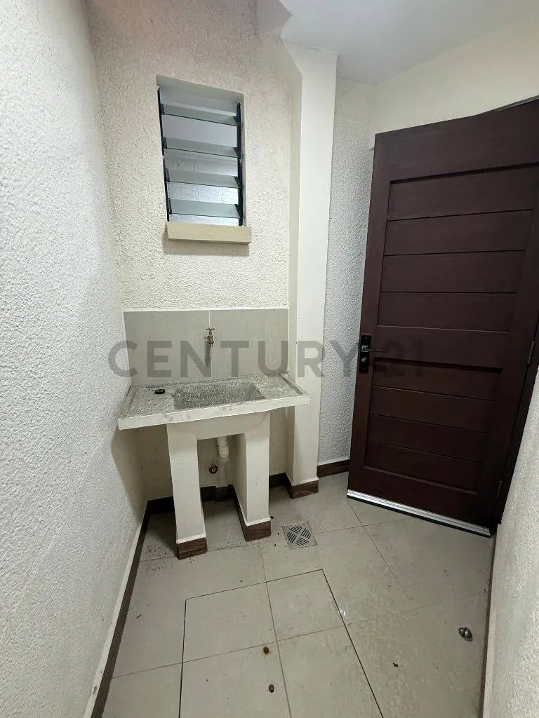 Foto 7 de Oficina independiente a estrenar + baño privado en alquiler – zona San Matías