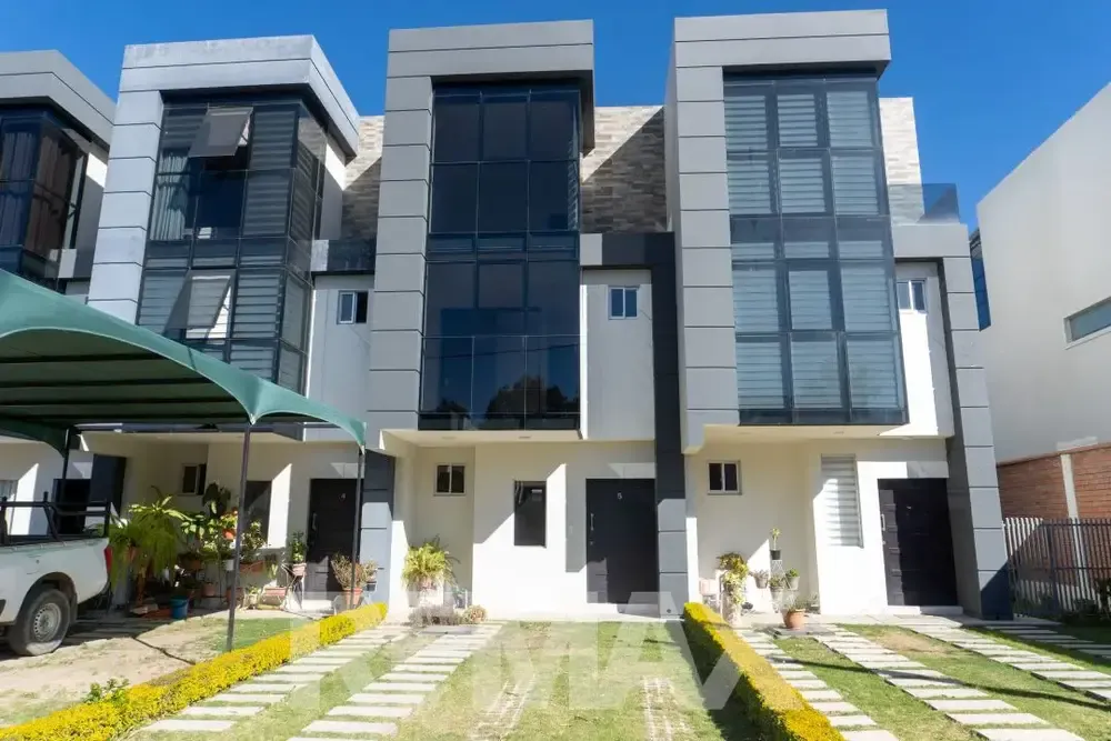 Foto 1 de Casa Moderna en Venta en Jardines del Bosque 🏡 | 3 Dormitorios y Amenities