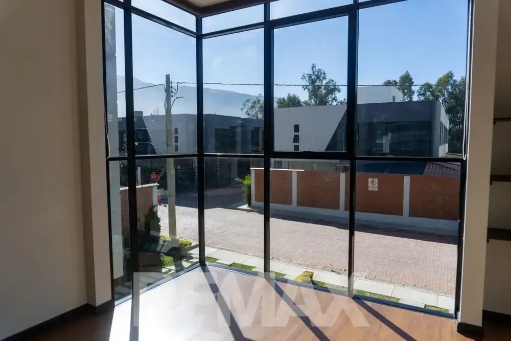 Foto 9 de Casa Moderna en Venta en Jardines del Bosque 🏡 | 3 Dormitorios y Amenities