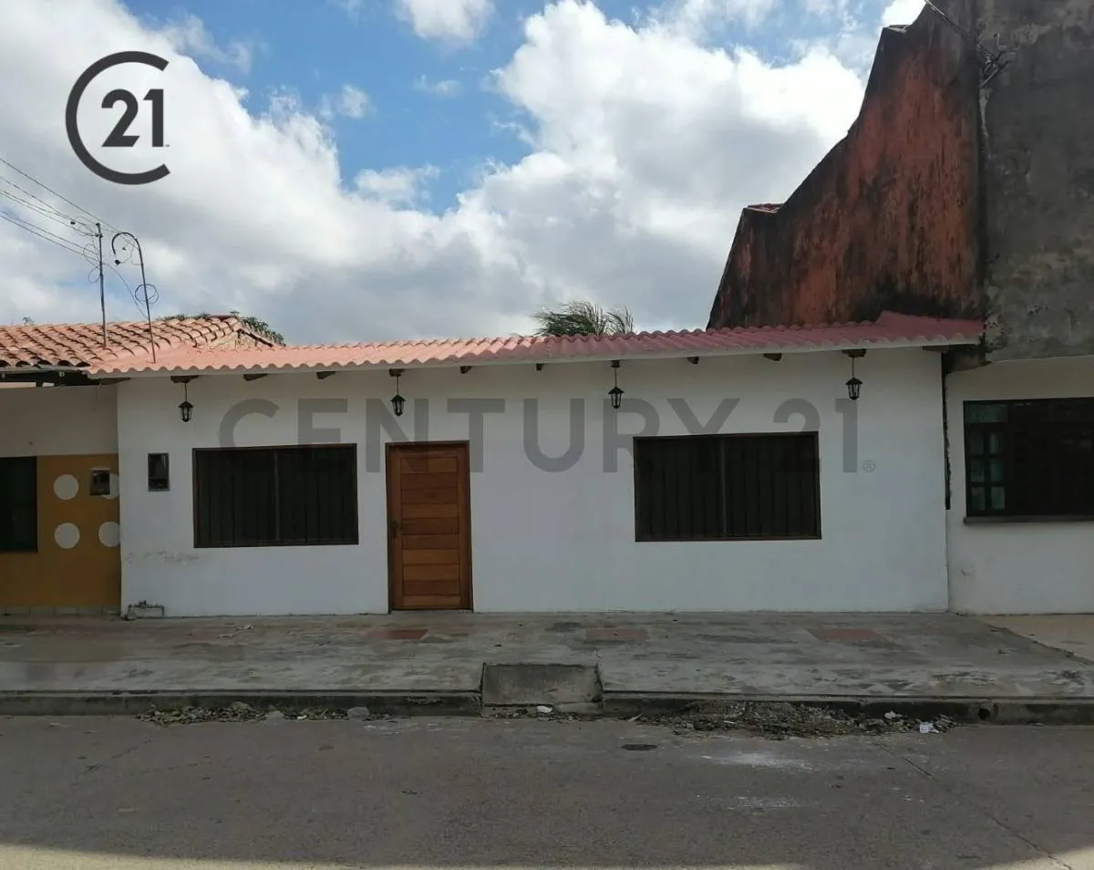 Foto 1 de Oportunidad Comercial | Casa en Anticrético - a 2 Cuadras de La Plaza de Warnes