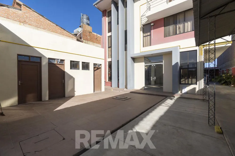 Foto 1 de Casa amplia con espacios comerciales