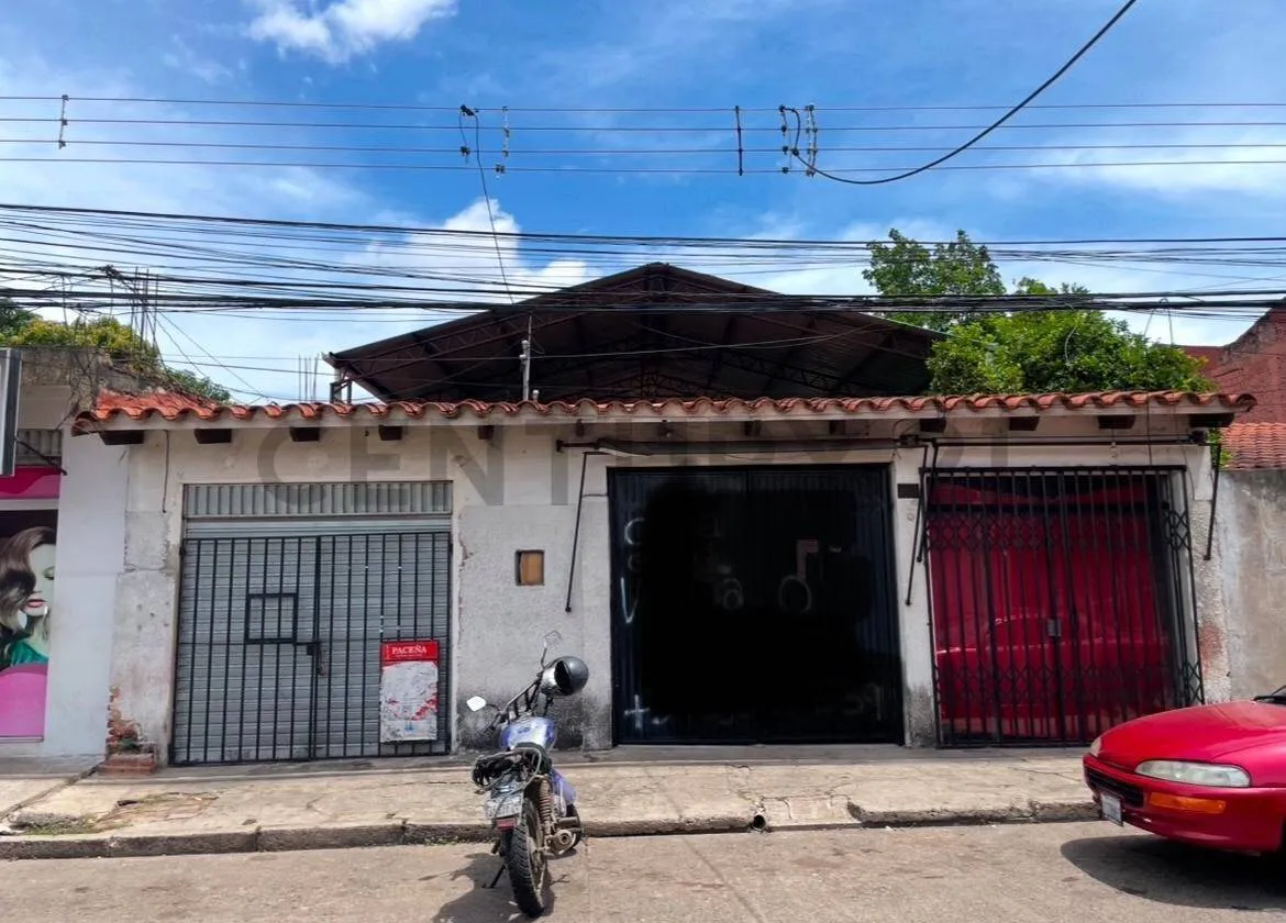 Foto 3 de Galpón Comercial con 2 Tiendas en Venta – a Media Cuadra del Mercado Abasto